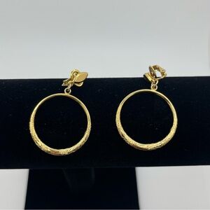 Crown Trifari gold tone drop hoop clip on earrings (325)